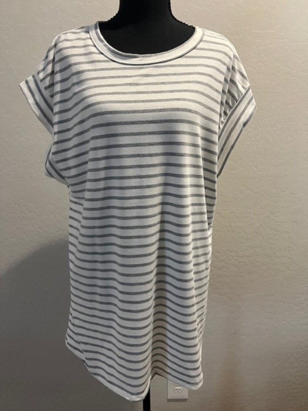 HEMISH USA White Gray Striped Tunic Top 2X Side Slit short sleeve